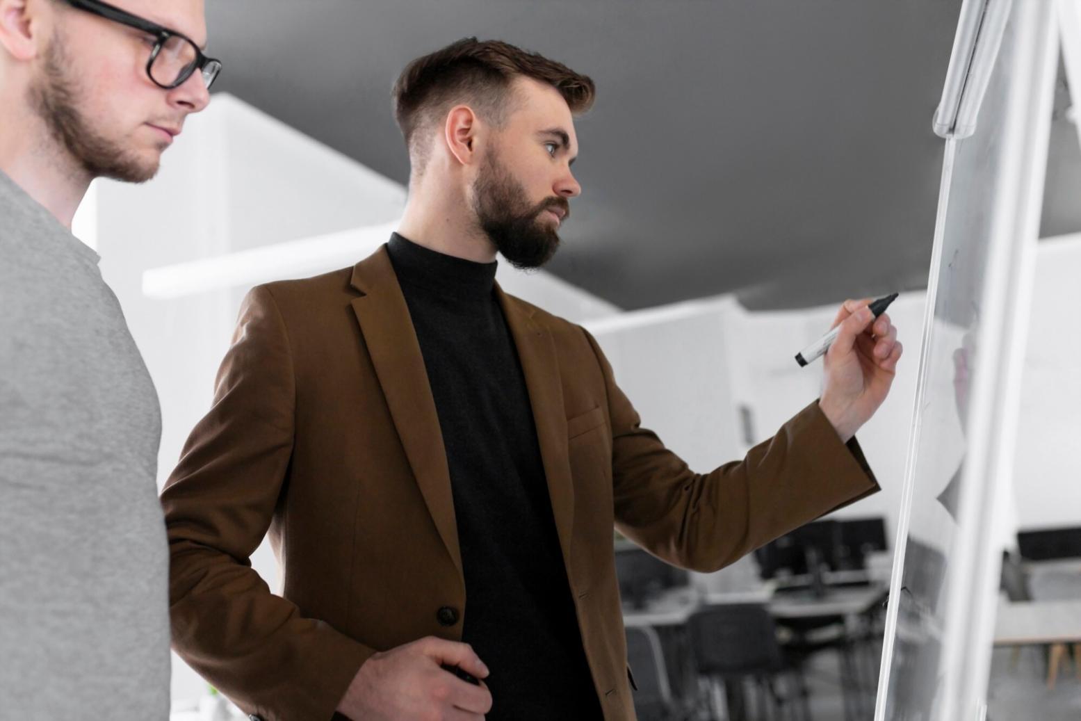 Équipe travaillant sur des analyses financières